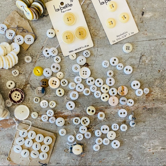 ♥️ Vintage ♥️ White & Cream Button Lot - Picture 4 of 10